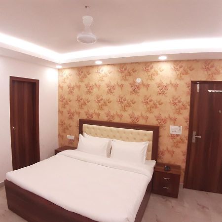Triom Hotel Дели Экстерьер фото