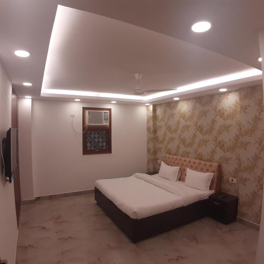 Triom Hotel Дели Экстерьер фото