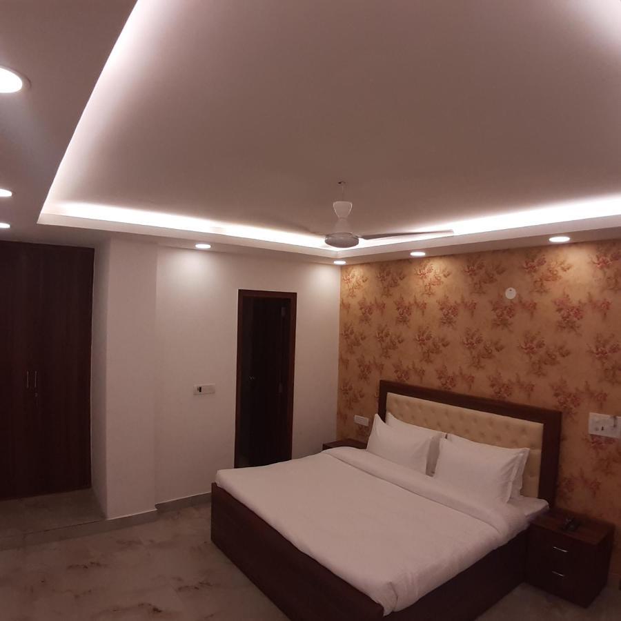 Triom Hotel Дели Экстерьер фото