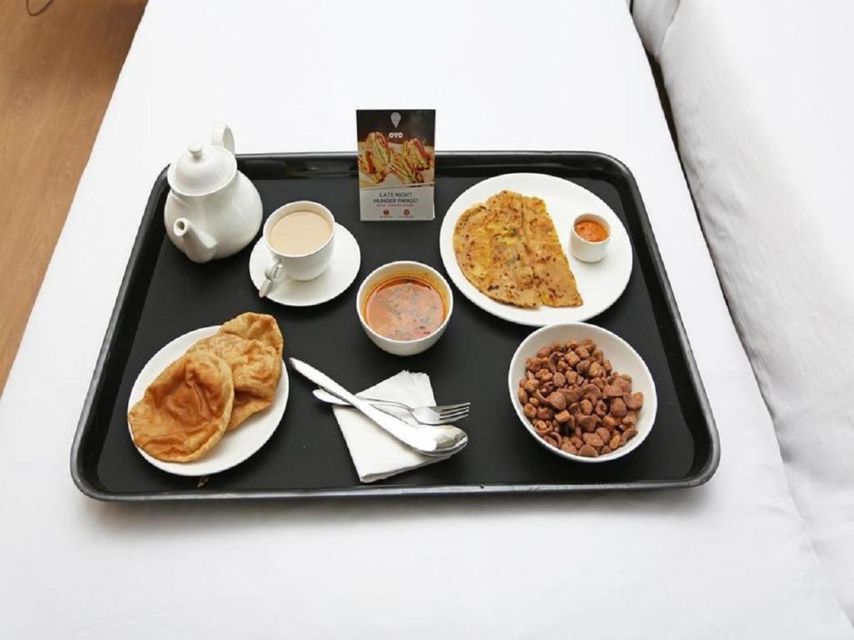 Triom Hotel Дели Экстерьер фото